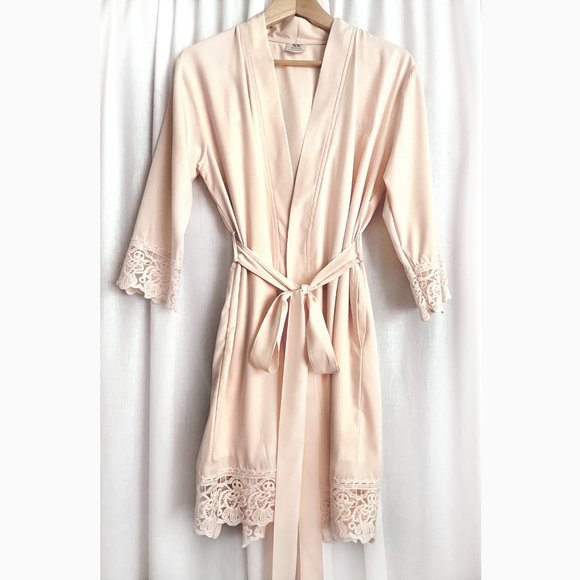 Blush-pink women's robe. Short length. Lace bottom. Very nice. Size XS/S - Picture 1 of 4